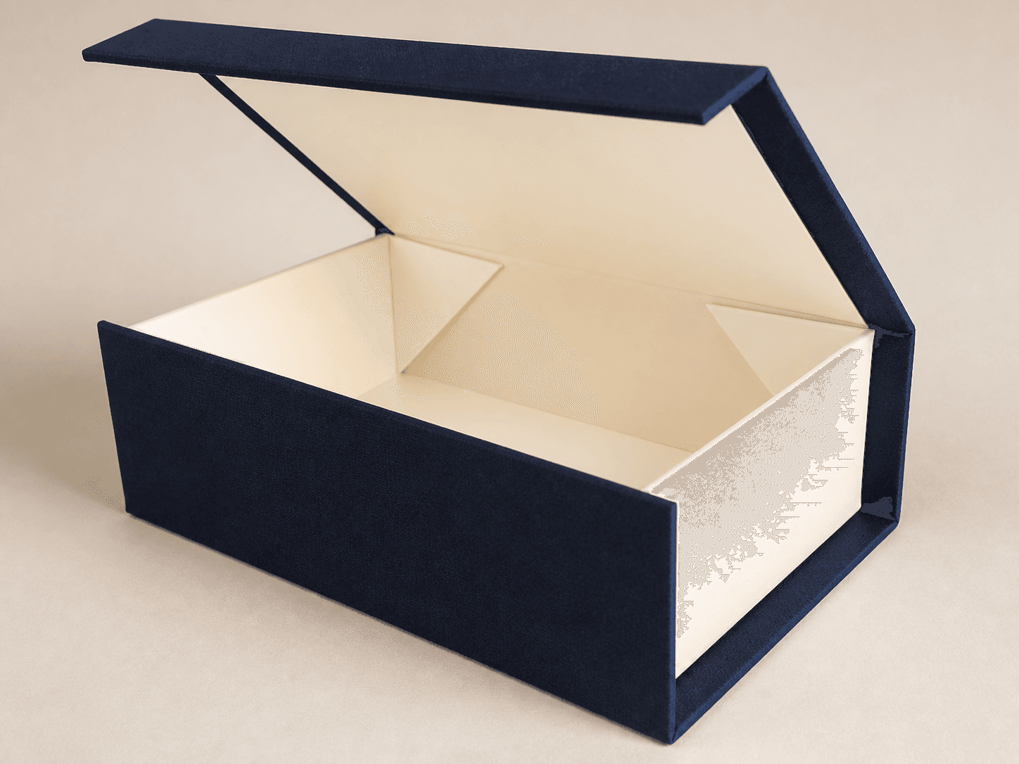 Open rigid tray with an attached hinged lid